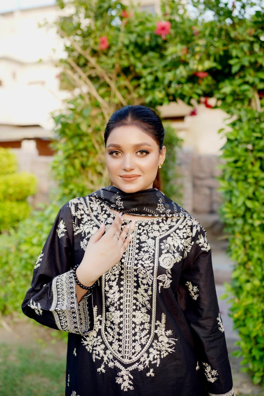 Black & Beige Embroidered 3Pc Cambric Suit with Loose Fit Trouse & Manaar Dupatta - Silk Rang